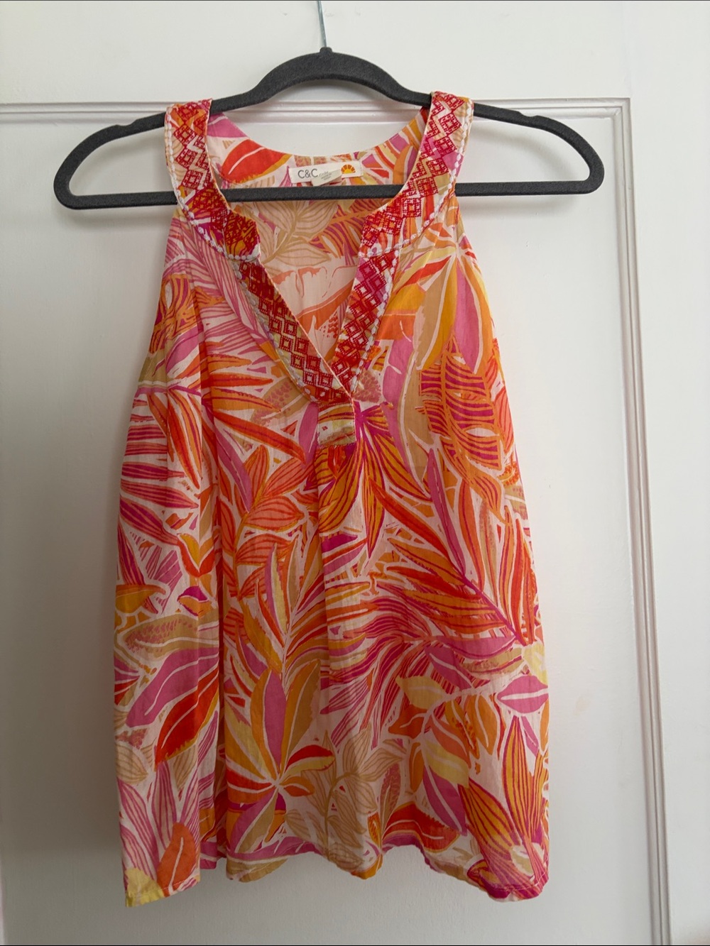 C&C California Tropical Leaf Print V-Neck Sleeveless Top in Pink & Orange, M